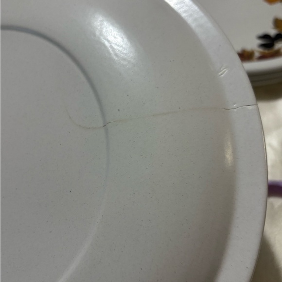 Vintage “Clover” Floral Patterned Serveware Plates - Picture 3 of 5